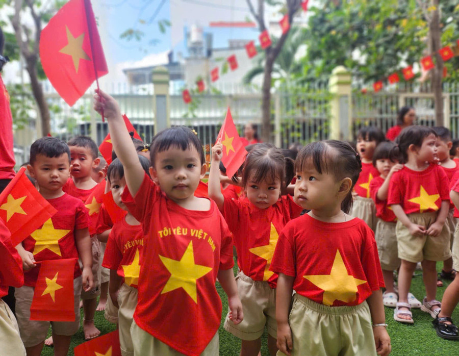 Trẻ Trường Mầm non Mai Vàng. ngay-giai-phong-mien-nam-5.jpg