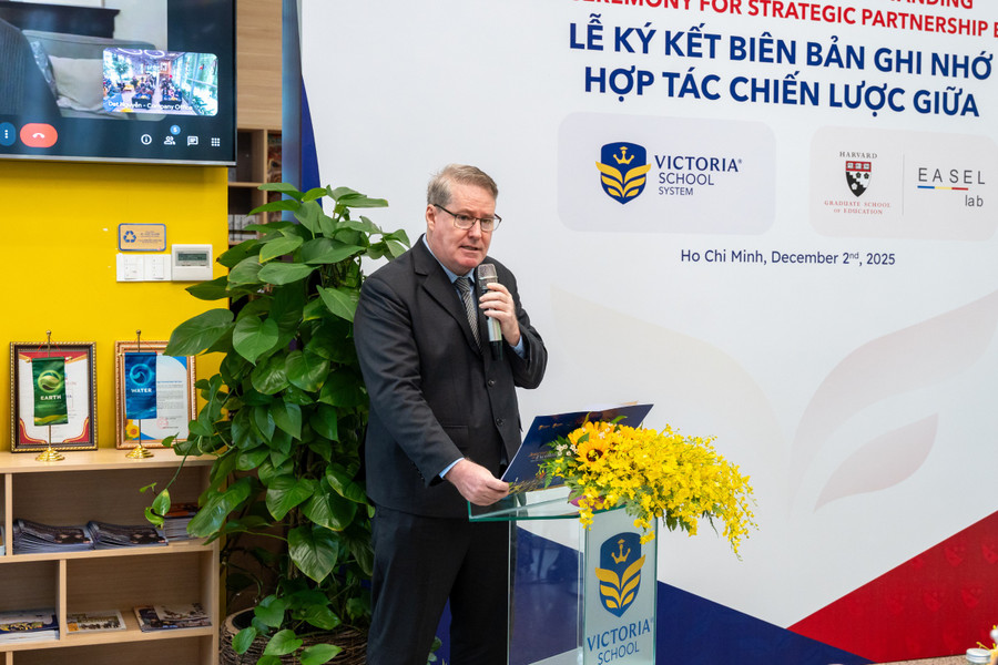 ThS. Christopher Bradley – Phó Tổng Giám đốc Chuyên môn Hệ thống Giáo dục Victoria School phát biểu tại lễ ký kết. hinh-4.png