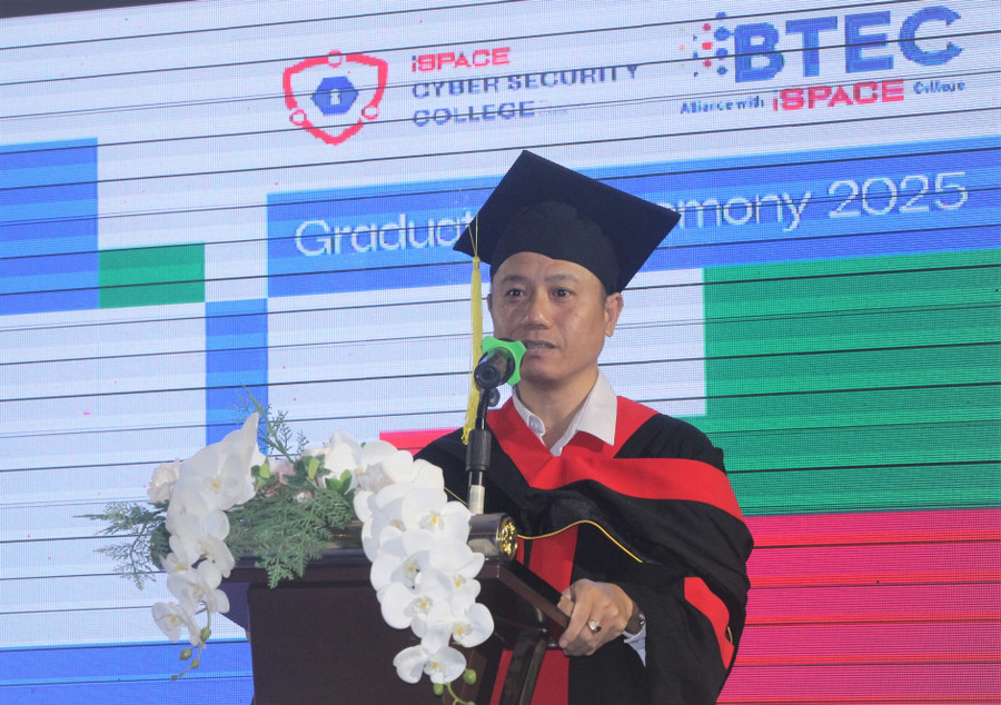 PGS.TS Nguyễn Duy Hàm phát biểu tại buổi lễ. le-tot-nghep-cao-dang-an-ninh-mang.jpg