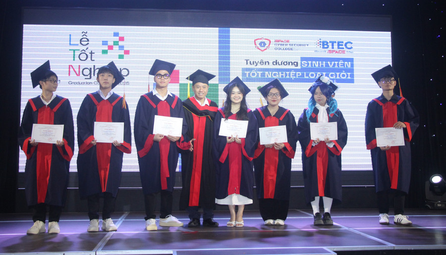 PGS.TS Nguyễn Duy Hàm trao khen thưởng cho các MM888 Việt Nam Tải App. le-tot-nghep-cao-dang-an-ninh-mang-1.jpg