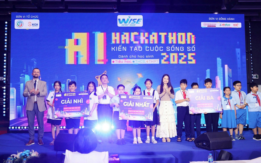Ông Phạm Huỳnh Quang Hiếu, Phó giám đốc Sở Khoa học và Công nghệ TPHCM và bà Nguyễn Thị Huyền Trang, Tổng giám đốc KDI Education trao giải cho các đội xuất sắc nhất bảng A. cuoc-thi-ai-3.jpg