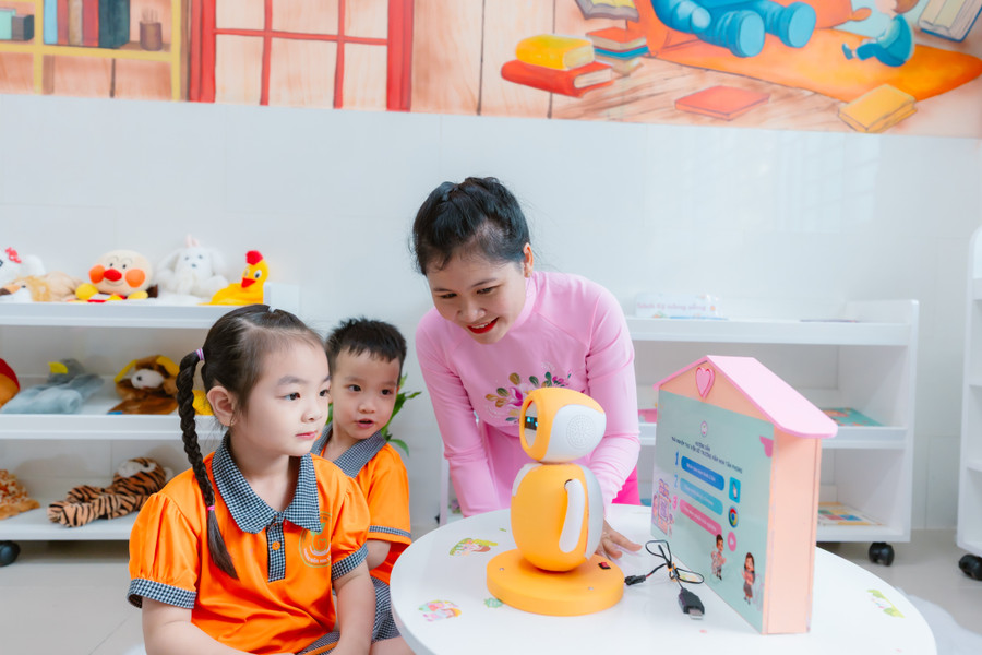 Trẻ Trường Mầm non Tân Phong (phường Tân Hưng, TPHCM trải nghiệm tại thư viện số của trường. giao-duc-tphcm-sau-sap-nhap-1.jpg