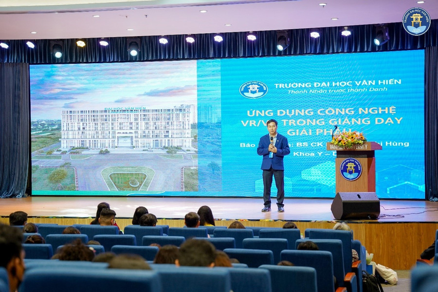 BS.CKII Nguyễn Phi Hùng - Trưởng khoa Y – Dược, Trường MM888 bảo mật tuyệt đối Văn Hiến báo cáo tham luận đề tài tại hội thảo. 4.jpg