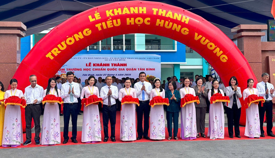 Các đại biểu cắt băng khánh thành Trường Tiểu học Hùng Vương. khanh-thah-truong-hoc-dip-30-4.jpg