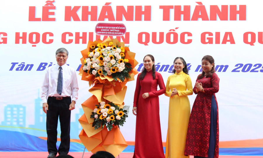 Ông Nguyễn Văn Hiếu, Giám đốc Sở GD&ĐT TPHCM chúc mừng 3 trường. khanh-thah-truong-hoc-dip-30-4-2.jpg