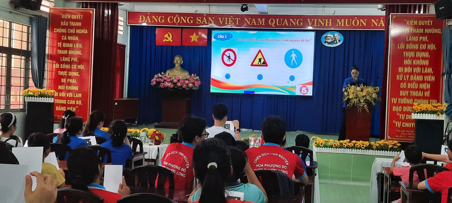 Ảnh 2- Tình huống tham gia giao thông được Trung Tâm Đăng Nhập MM88 Chính Thức Mới đưa ra, trong cuộc thi Rung chuông vàng, ở TP Thủ Đức, sáng 14-7..jpg