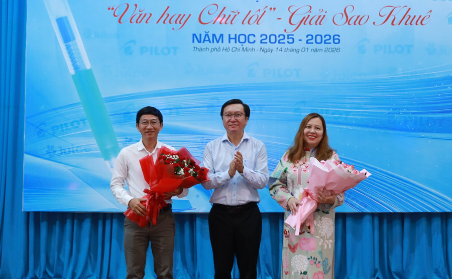 Lãnh đạo Sở GD&ĐT TPHCM tặng hoa đơn vị đồng hành. van-hay-chu-tot-1.jpg