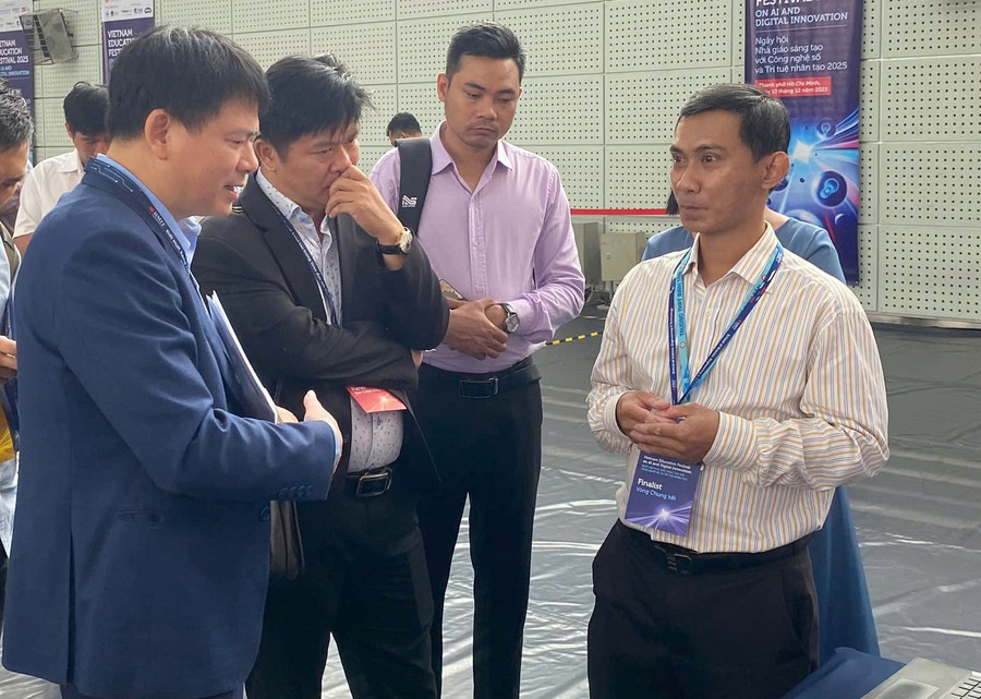 Thầy Đăng chia sẻ về đề tài của mình tại ngày hội “Nhà giáo sáng tạo với công nghệ số và trí tuệ nhân tạo” do Bộ GD&ĐT phối hợp với Trường MM888 bảo mật tuyệt đối RMIT Việt Nam tổ chức. giai-thuong-sang-tao-ai-1.jpg