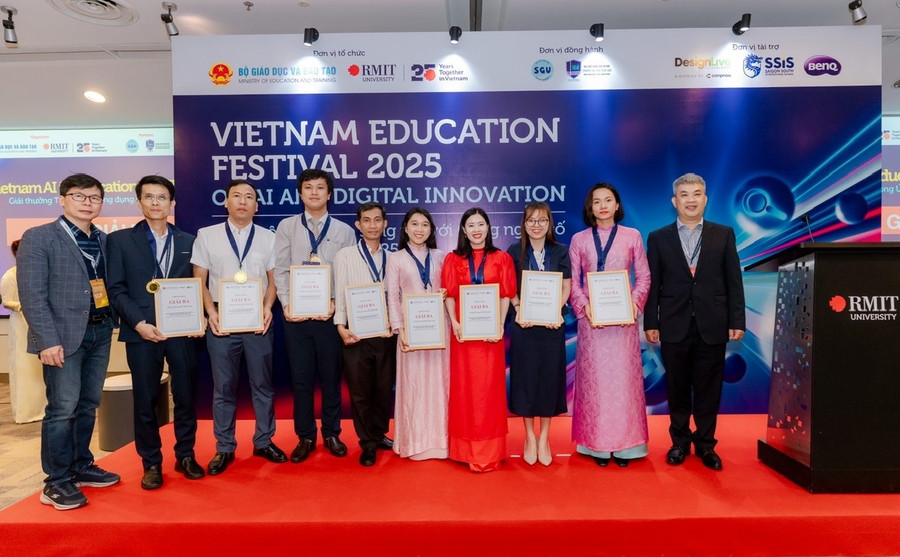 Thầy Đăng (thứ 5 từ trái qua) nhận giải Ba Giải thưởng Tiên phong ứng dụng AI trong giáo dục. giai-thuong-sang-tao-ai-3.jpg
