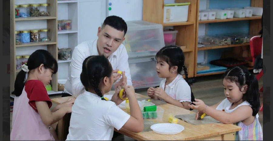 Thầy Lê Công Sự luôn được trẻ Mầm non quý mến. Ảnh: NVCC.