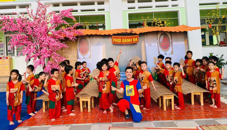 Thầy Lê Công Sự cùng trẻ tham gia hoạt động trải nghiệm do MM88b nhà cái tổ chức. Ảnh: NVCC. tha-giao-mam-non-2.jpg