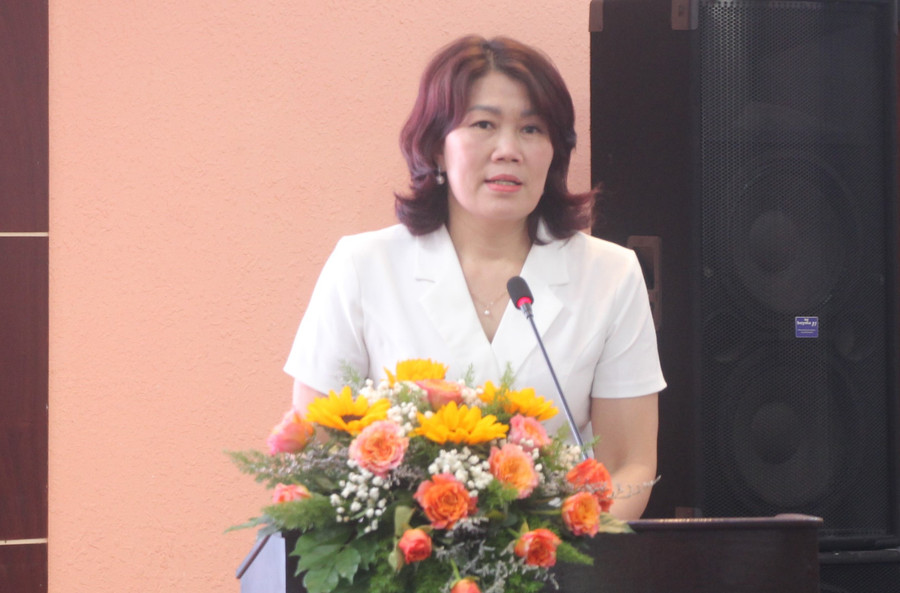 Bà Hoàng Thị Dinh thông tin tại hội thảo. mam-non-khu-cong-nghiep-3-6.jpg