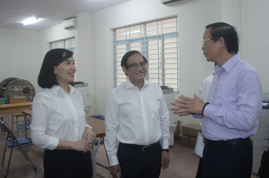 Thứ trưởng Phạm Ngọc Thưởng trao đổi với lãnh đạo UBND tỉnh Đồng Nai và Sở GD&ĐT tỉnh. kiem-tra-thi-tot-nghiep-tai-dong-nai.jpg