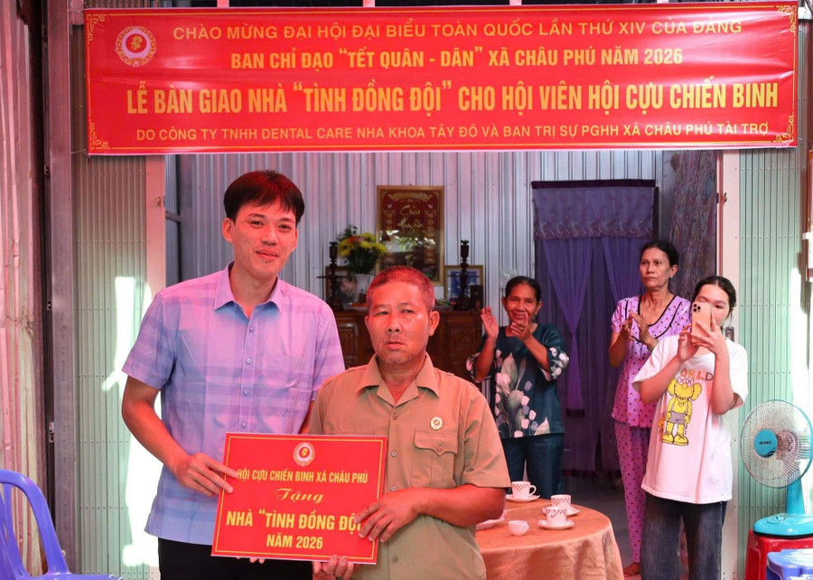 Trao bảng tượng trưng tặng nhà
