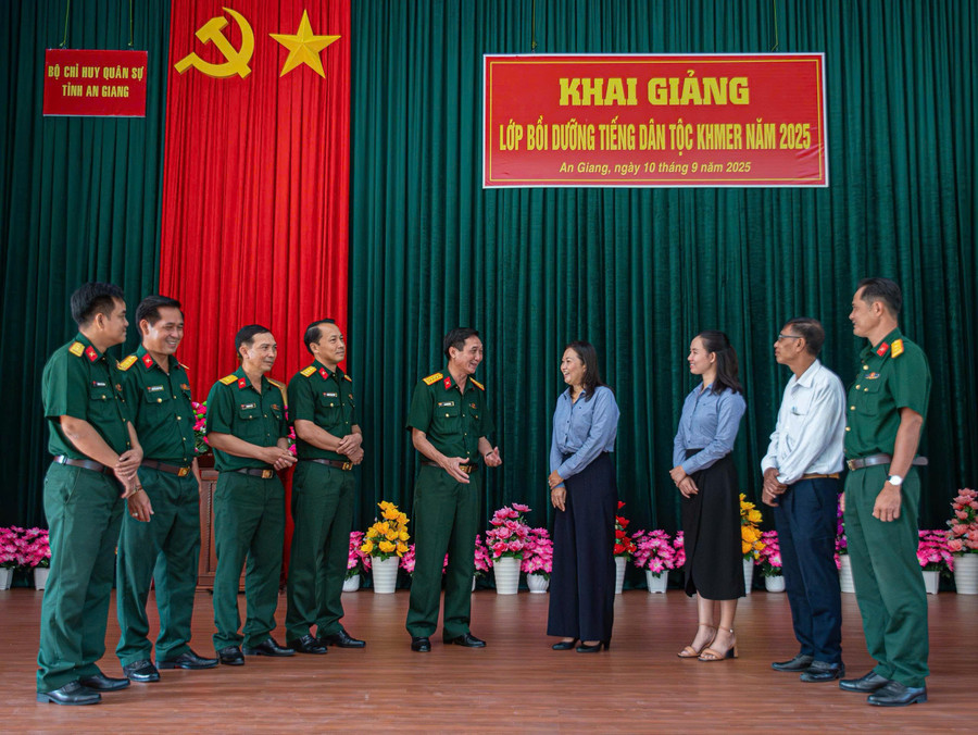 Các đại biểu giao lưu tại buổi khai giảng lớp bồi dưỡng. 1000054482.jpg