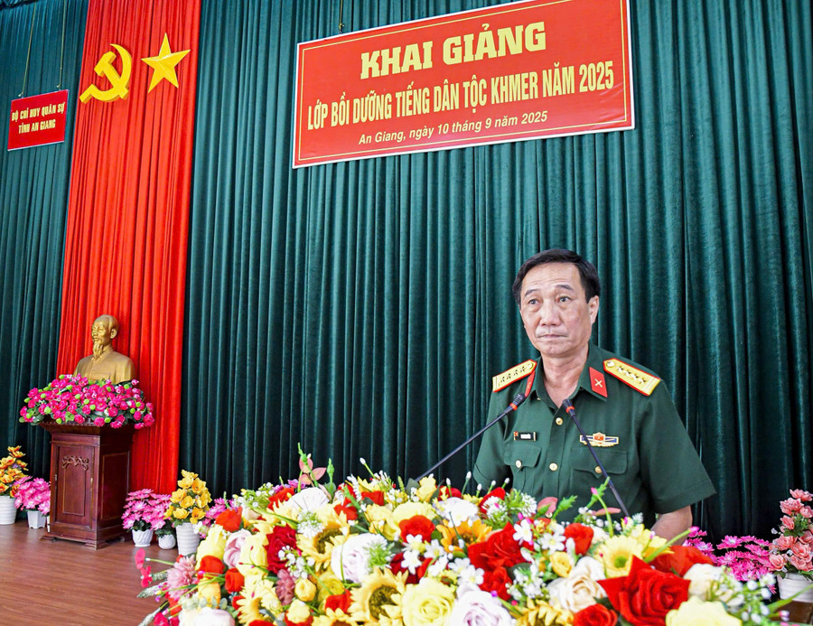 Đại tá Cao Minh Tâm, Phó Chính ủy Bộ Chỉ huy Quân sự tỉnh An Giang phát biểu tại buổi khai giảng. 1000054484.jpg