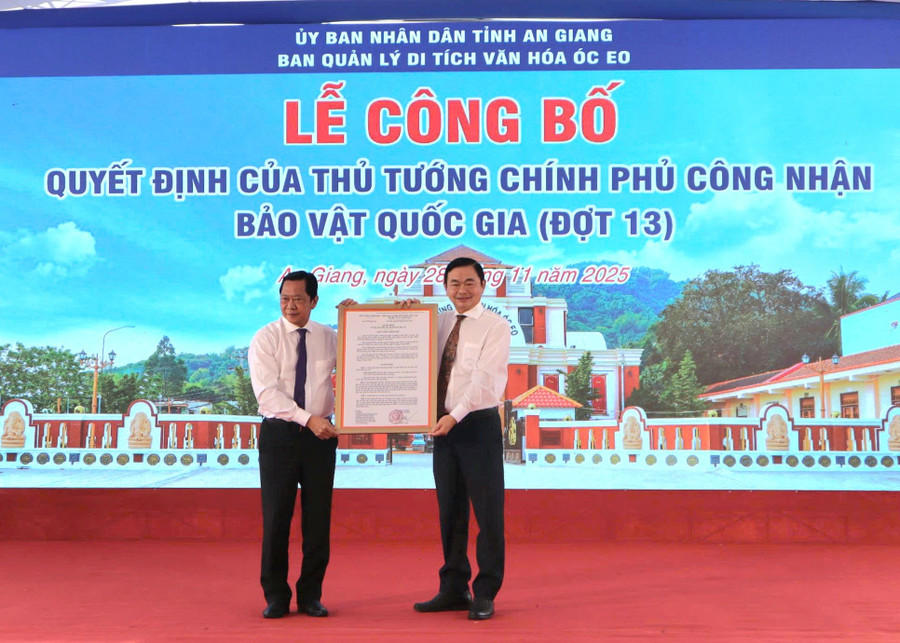 Ông Nguyễn Khánh Hiệp, Giám đốc Sở VH&TT tỉnh An Giang (bên trái) trao quyết định của Thủ tướng Chính phủ công nhận 2 Bảo vật Quốc gia cho BQL Di tích văn hóa Óc Eo.