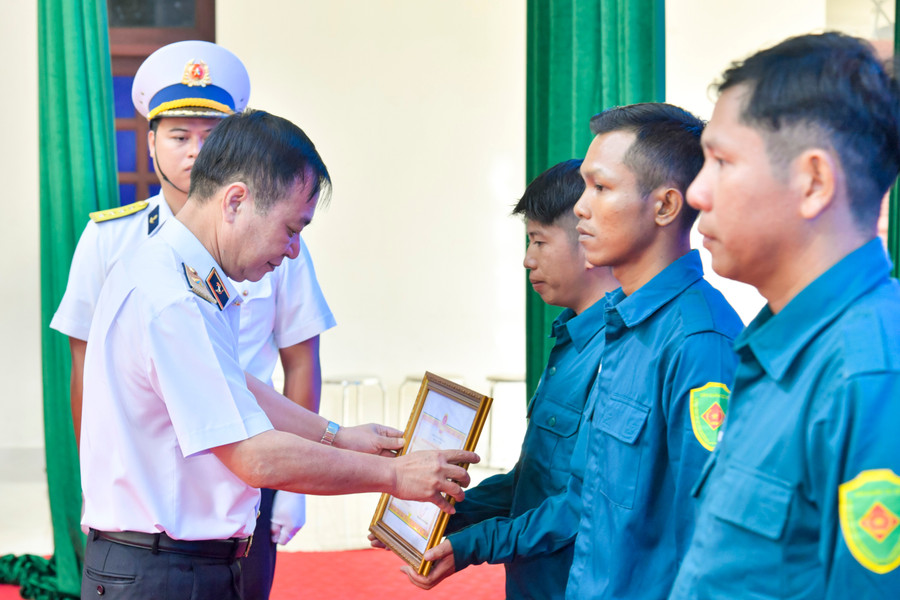 Trao Giấy khen cho các tập thể, cá nhân đoạt giải tại Hội thi, Hội thao. 1000062970.jpg