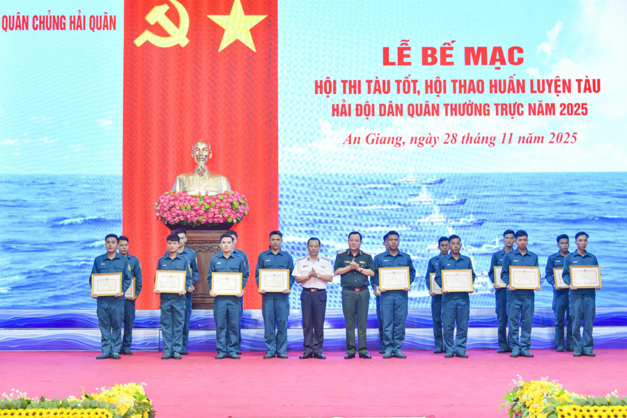 Trao khen thưởng các tập thể đạt thành tích cao tại Hội thi, Hội thao.