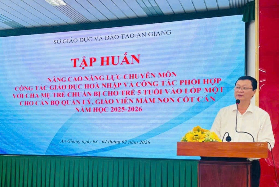 Ông Lê Trọng Trí, Trưởng Phòng Giáo dục Mầm non, Sở GD&ĐT An Giang phát biểu khai mạc lớp tập huấn. 1000070082.jpg