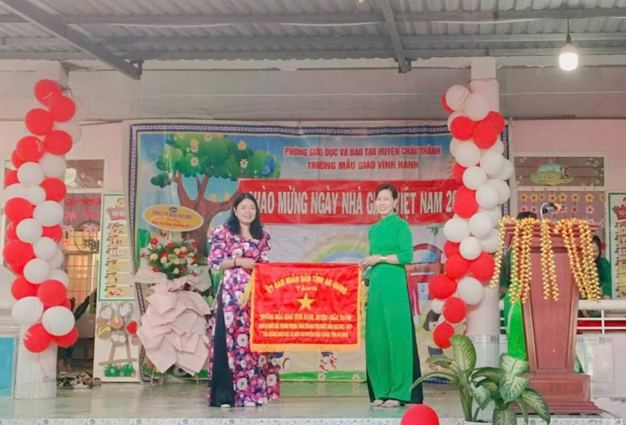 Trường Mẫu giáo Vĩnh Hanh được Cờ thi đua dẫn đầu ngành Giáo dục An Giang. 1000070511.jpg