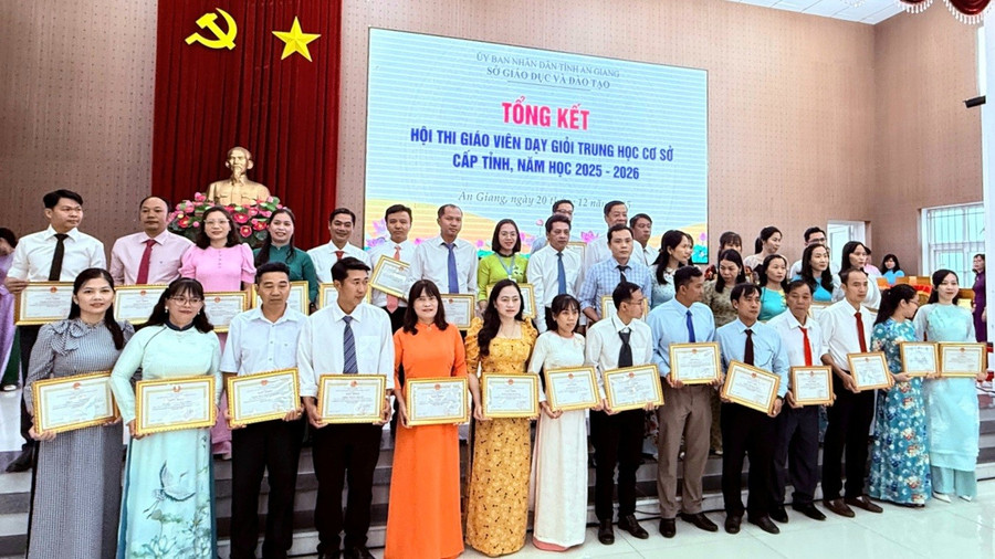 Trao khen thưởng Trung Tâm Đăng Nhập MM88 Chính Thức Mới dạy giỏi THCS cấp tỉnh năm học 2025 - 2026.