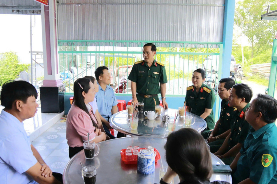 Đại diện Bộ Chỉ huy Quân sự tỉnh An Giang chúc mừng gia đình được nhận nhà 1000057273.jpg
