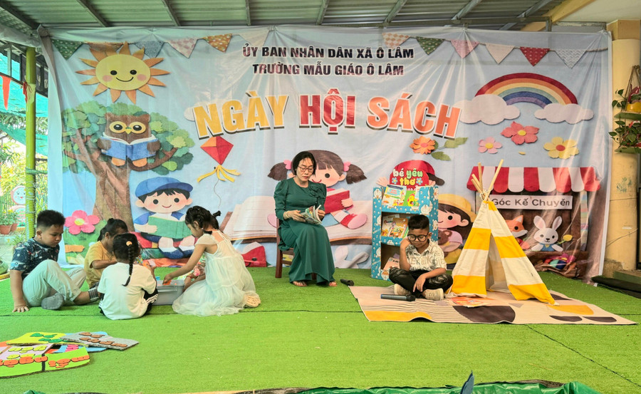 Trẻ nghe cô kể chuyện tại Ngày hội sách. 1000074498.jpg