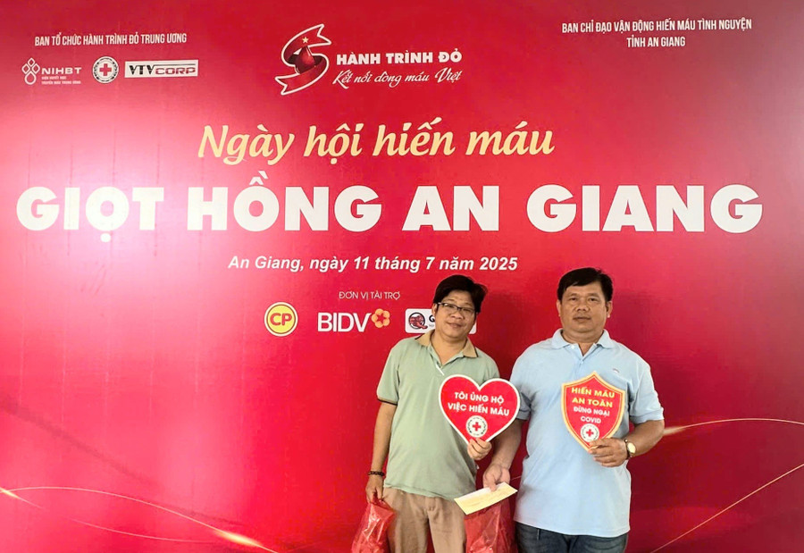 Các tình nguyện viên tham gia hiến máu tại Chương trình 1000047159.jpg