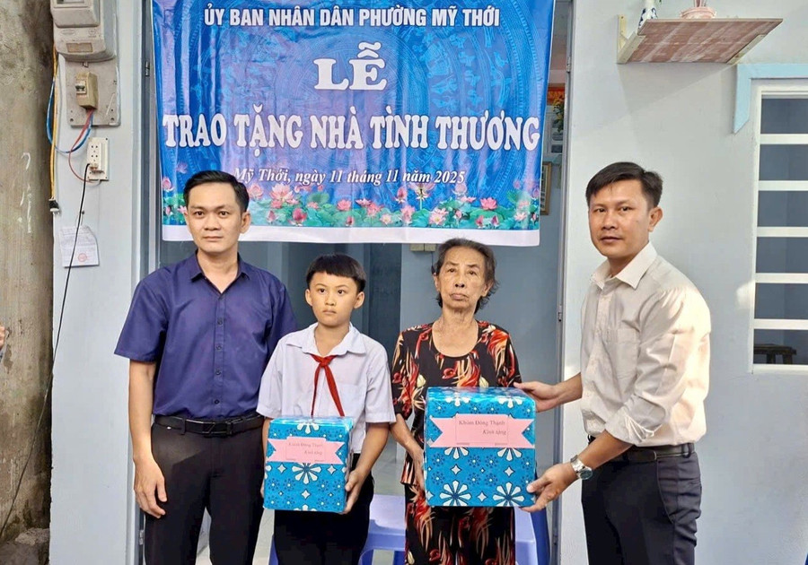 Chính quyền địa phương, mạnh thường quân và MM88b nhà cái trao quà cho gia đình em Nguyễn Tuấn Hữu. 1000060279.jpg