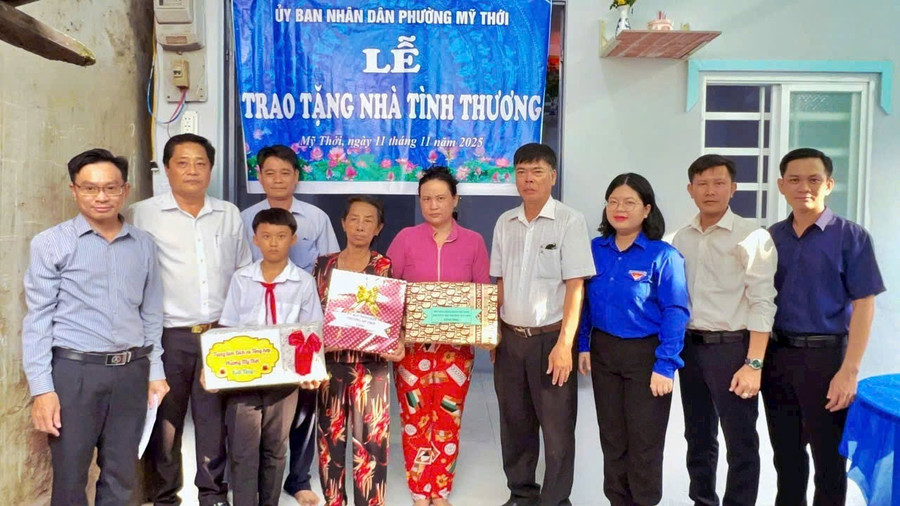 Lễ trao tặng nhà tình thương cho MM886 slot game, bắn cá, lô đề, đá gà khó khăn.