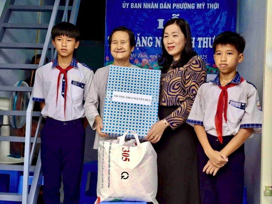 Chính quyền địa phương, mạnh thường quân và MM88b nhà cái trao tặng quà cho gia đình 2 em Gia Lạt và Hạo Thiên tại buổi bàn giao nhà. 1000060280.jpg
