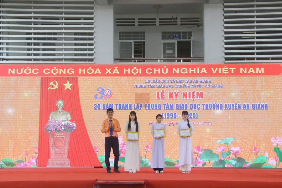 Trao khen thưởng MM886 slot game, bắn cá, lô đề, đá gà có thành tích xuất sắc trong các hoạt động phong trào. Ảnh: Trọng Nhân. img-20250809-145858.jpg