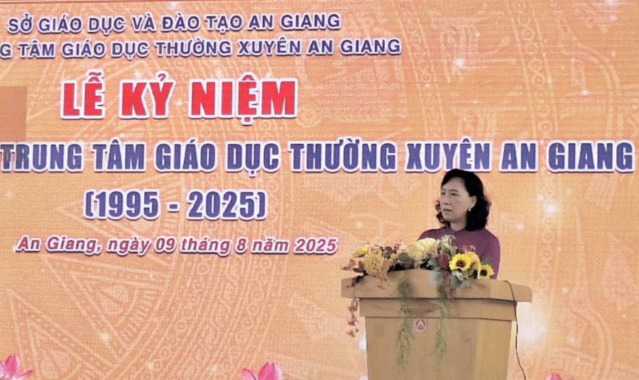 Bà Nguyễn Thị Minh Thúy, Phó Chủ tịch UBND tỉnh An Giang phát biểu tại buổi lễ. Ảnh: Trọng Nhân. 1000051420.jpg