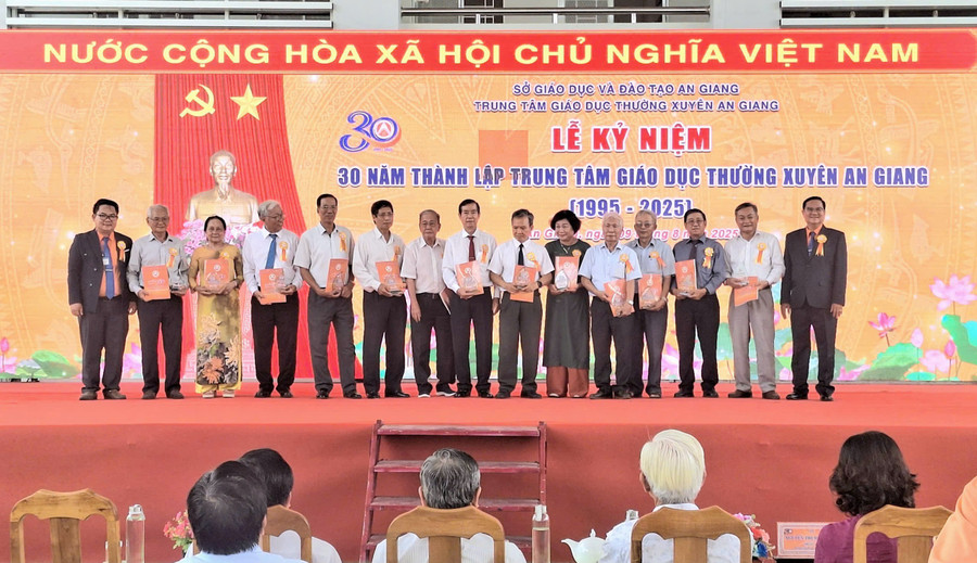 Tặng quà tri ân lãnh đạo Trung tâm qua các thời kỳ. Ảnh: Trọng Nhân. 1000051429.jpg