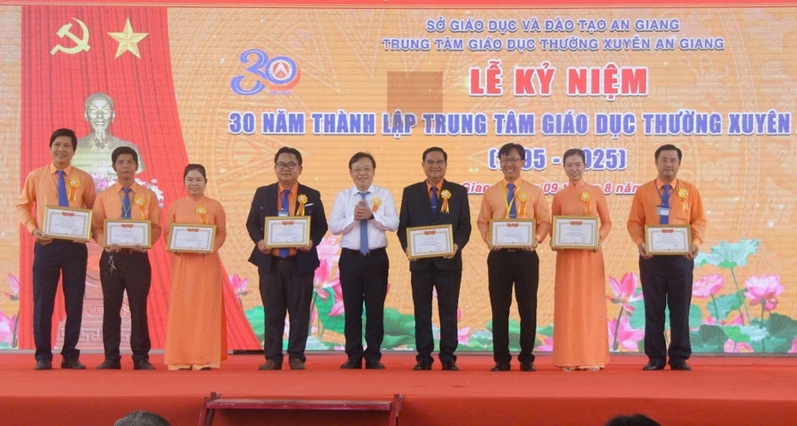 Trao danh hiệu Chiến sĩ TĐCS cho cá nhân. Ảnh: Trọng Nhân. 1000051428.jpg
