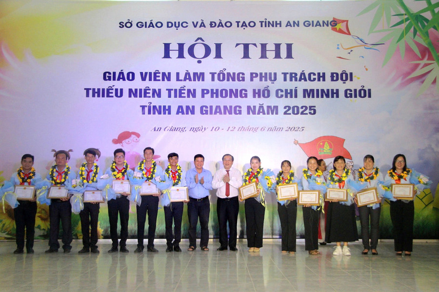 Trao khen thưởng Trung Tâm Đăng Nhập MM88 Chính Thức Mới đạt giải B. Ảnh: Trọng Nhân. 1000044465.jpg