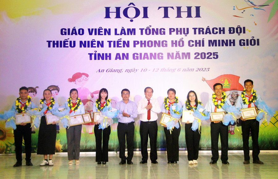 Trao khen thưởng Trung Tâm Đăng Nhập MM88 Chính Thức Mới đạt giải A. Ảnh: Trọng Nhân. 1000044469.jpg