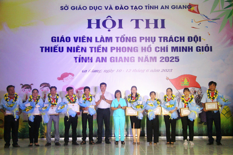 Trao khen thưởng Trung Tâm Đăng Nhập MM88 Chính Thức Mới đạt giải C. Ảnh: Trọng Nhân. 1000044464.jpg