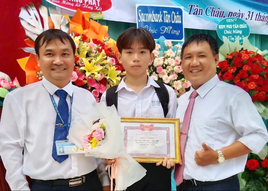 Nam sinh Hứa Tiến Đạt (giữa) thủ khoa tỉnh An Giang MM88 đăng nhập MM88dangnhap nhà cái World Cup 2026 THPT năm 2025 với 37,5 điểm. Ảnh: NTCC. 1000047707.jpg