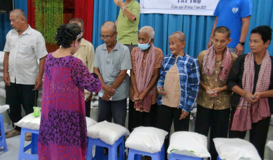 Mạnh thường quân trao quà cho bà con Khmer xã Ô Lâm. 1000047717.jpg