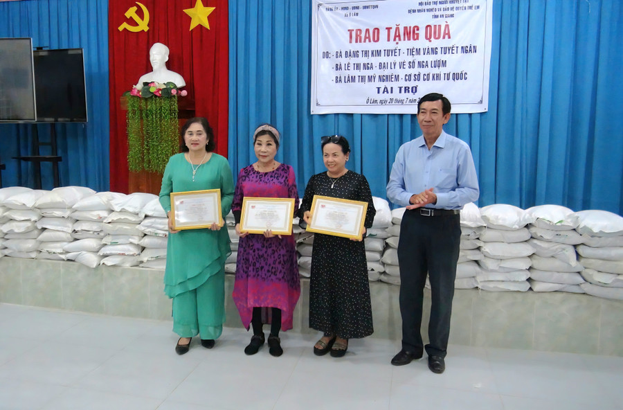 Ông Trương Minh Thuần - Chủ tịch Hội Bảo trợ Người khuyết tật, Bệnh nhân nghèo và Bảo vệ quyền MM886 thể thao, casino live, slot game tỉnh An Giang trao Giấy cảm tạ các nhà tài trợ. 1000047714.jpg