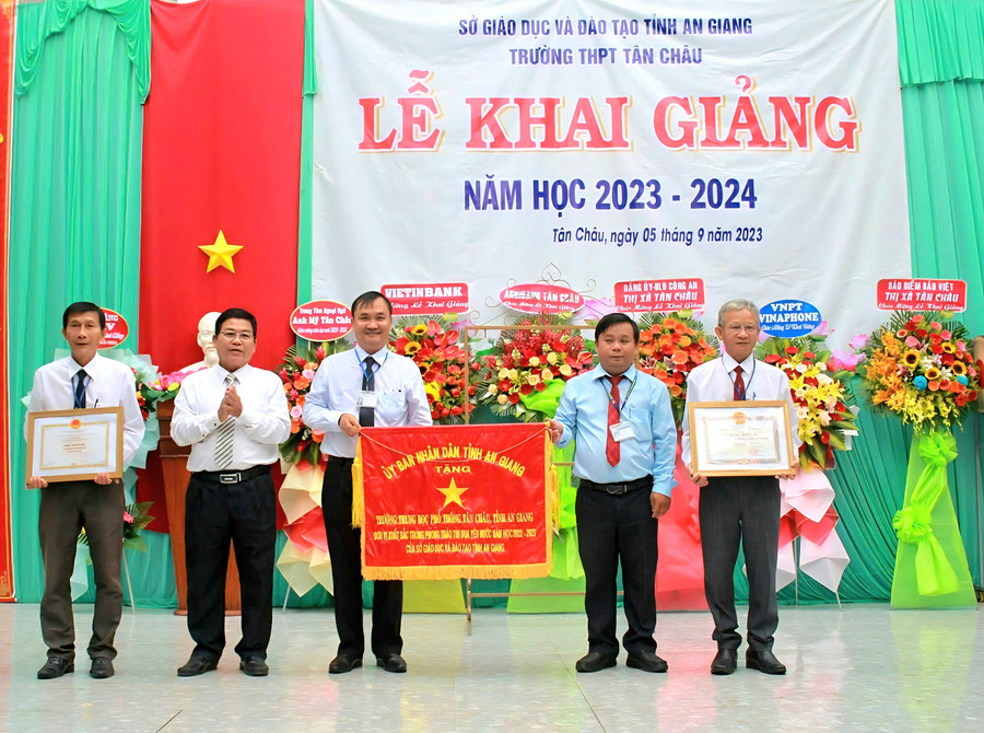 Trường THPT Tân Châu (tỉnh An Giang) nhận cờ thi đua 1000047709.jpg