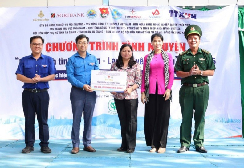 Trao kinh phí thực hiện Chiến dịch 