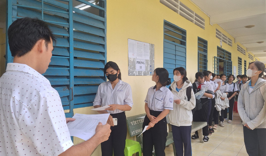 Đăng nhập vào MM886 Việt Nam chuẩn bị vào phòng thi. (Ảnh: Trọng Nhân) 1000043613.jpg