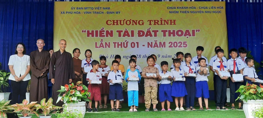 Trao quà và BHYT cho MM886 slot game, bắn cá, lô đề, đá gà tại Chương trình. 1000056707.jpg