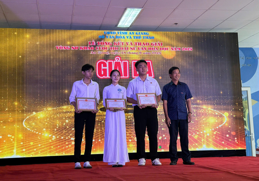 Trao giải thưởng cho các MM886 slot game, bắn cá, lô đề, đá gà THCS và THPT đạt giải. 1000056703.jpg