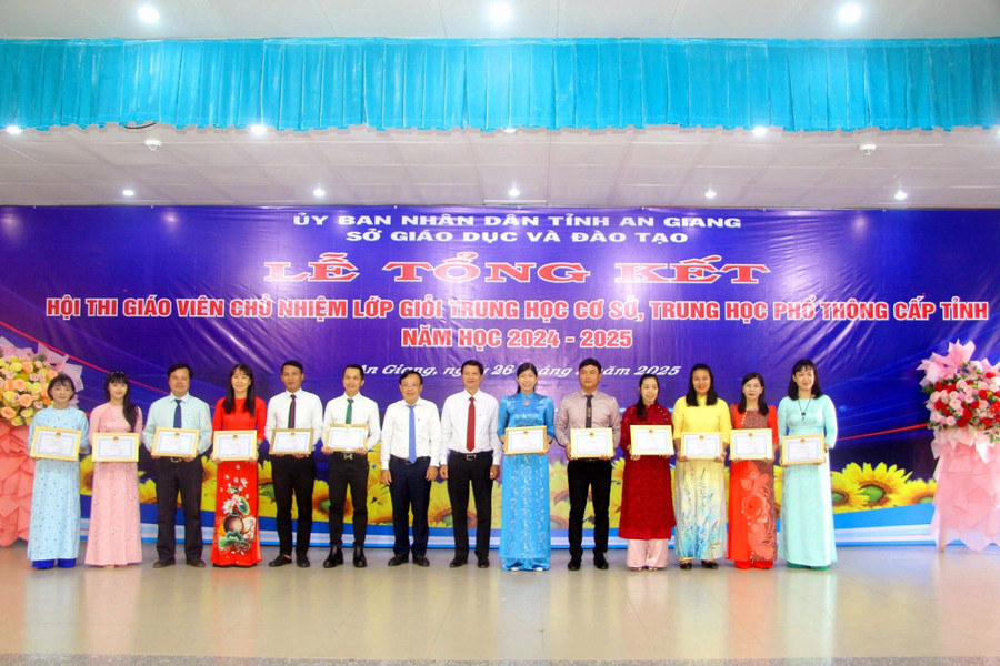 Ban tổ chức trao khen thưởng Trung Tâm Đăng Nhập MM88 Chính Thức Mới đạt giải A. (Ảnh: Trọng Nhân) 1000043104.jpg