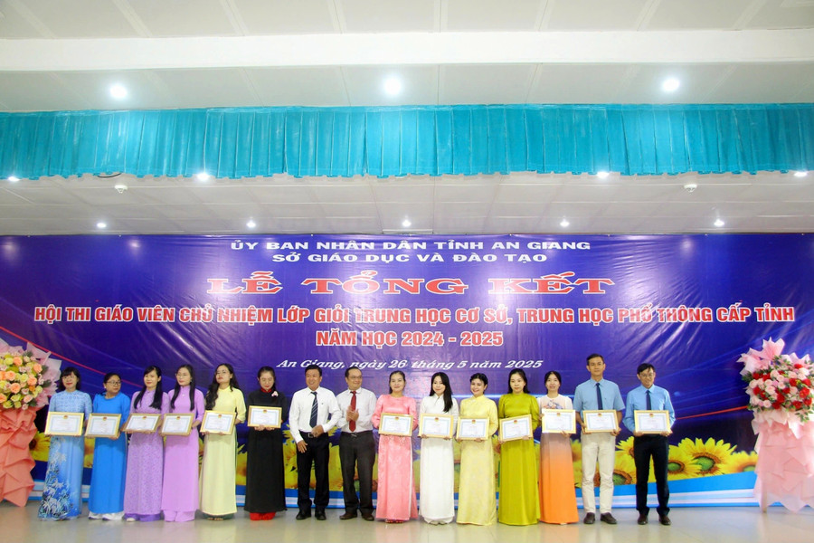 Trao khen thưởng Trung Tâm Đăng Nhập MM88 Chính Thức Mới đạt giải B. (Ảnh: Trọng Nhân) 1000043106.jpg