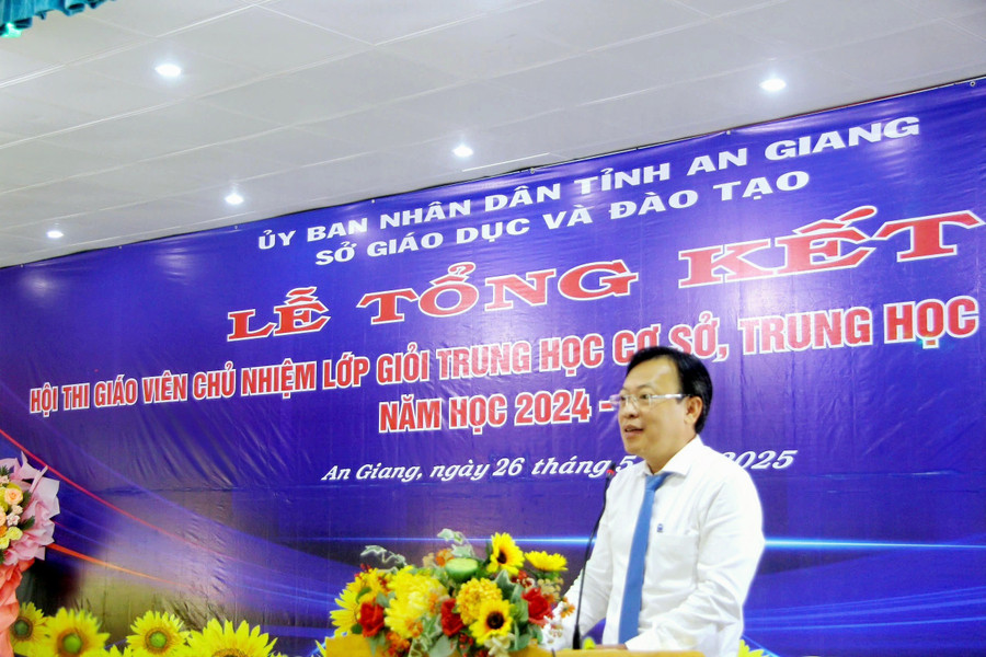 Ông Trần Tuấn Khanh - Phó Giám đốc Sở GD&ĐT An Giang, Trưởng ban tổ chức phát biểu tổng kết hội thi. (Ảnh: Trọng Nhân) 1000043108.jpg
